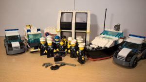 LEGO® Polizeieinheiten stehen vor ihrer Wache und Fahrzeugen